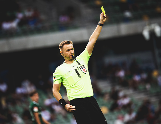 Sędzia liniowy stojący za linią boczną